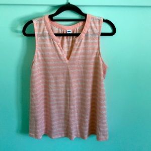 Peach colored v-neck tanktop